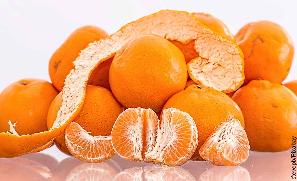 Foto de cascos de fruta que revela para qué sirve la cáscara de mandarina