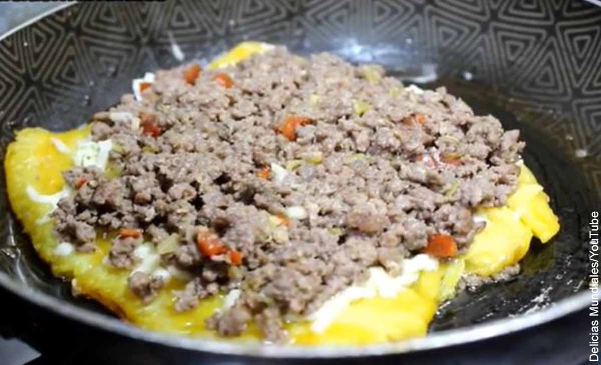 Foto de un patacón carne molida por encima que revela los patacones y su receta tradicional