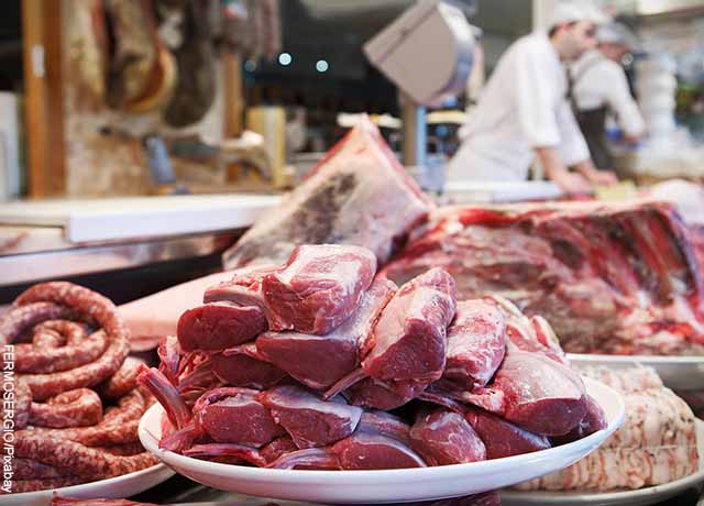 Foto de carnes expuesta en una carnicería que muestra qué significa soñar con carne cruda