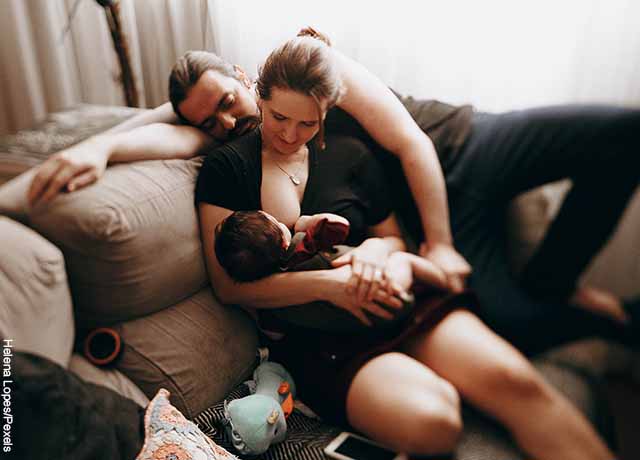Foto de una mujer amamantando que muestra qué significa soñar con un bebé recién nacido