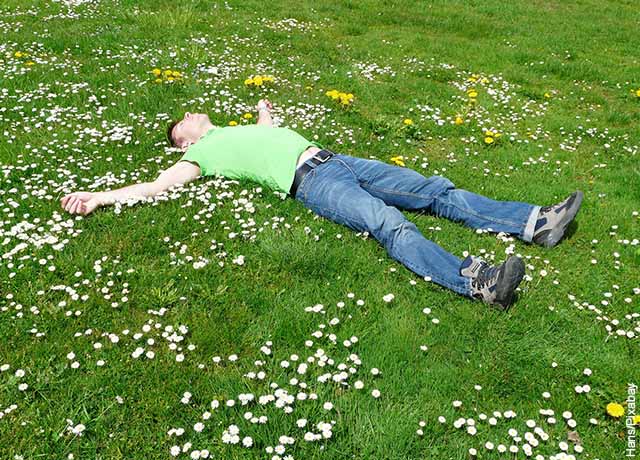 Foto de un hombre acostado en el pasto