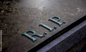 Foto de un ataúd que revela qué significa soñar que alguien se muere pero está vivo