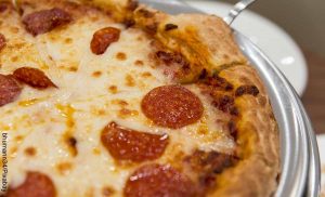 Foto de una pizza de pepperoni