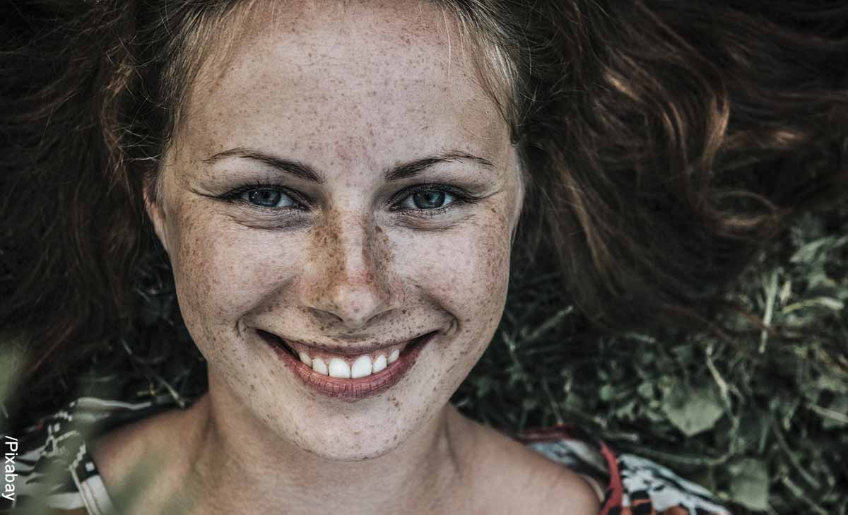 Foto de una mujer sonriendo que revela el significado de resiliencia