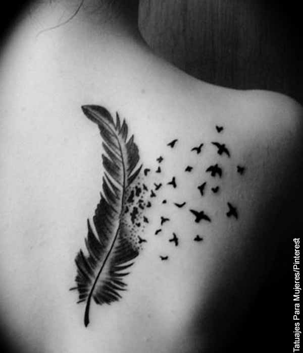 Foto de tatuaje en blanco y negro en la espalda de una joven