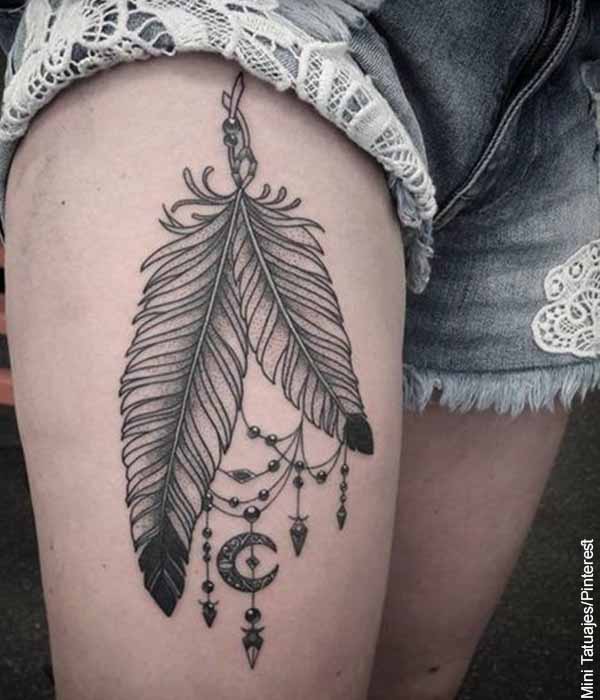 Foto de un diseño en la pierna de una joven que revela el significado de tatuajes de plumas para mujeres