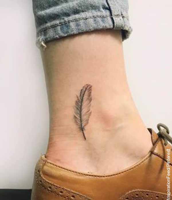 Foto de un tatuaje diminuto en el tobillo de una mujer