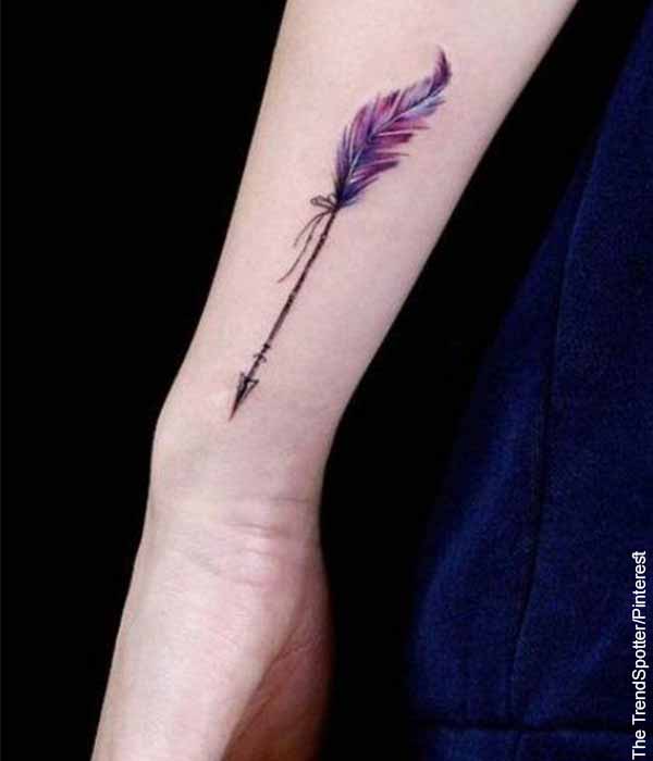 Foto de tatuaje de una flecha en el brazo de una mujer