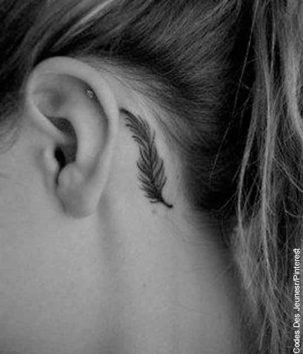 Foto de un diseño de tatuaje en el cuello de una joven
