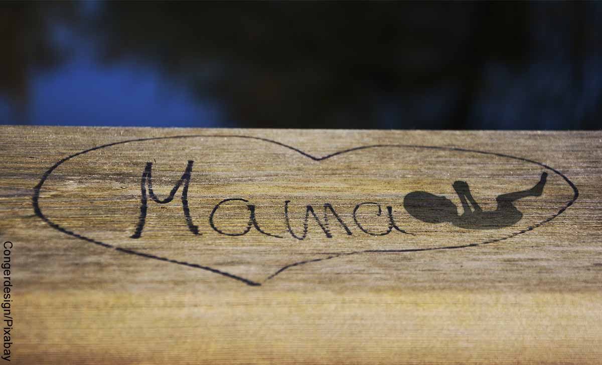 Foto de una tabla de madera con la inscripción mamá que revela lo que es soñar con aborto