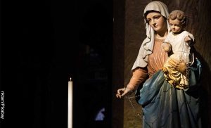 Foto de una estatua de la virgen que revela lo que es soñar con la virgen María