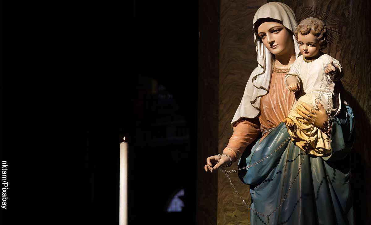 Foto de una estatua de la virgen que revela lo que es soñar con la virgen María