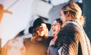 Foto de tres chicas sonriendo que revela lo que es soñar con mujeres