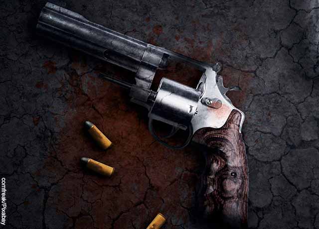 Foto de un revolver con varias balas