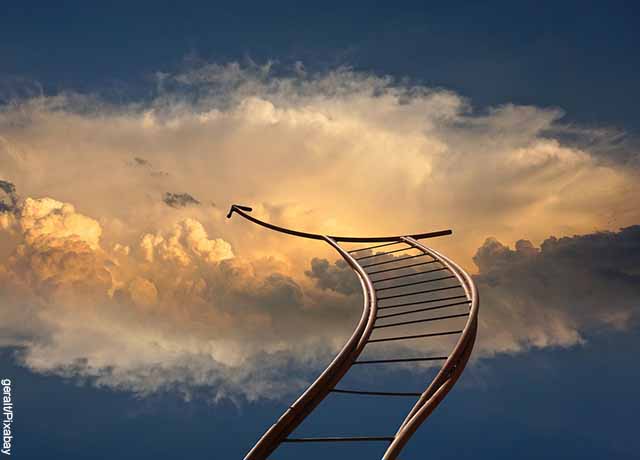 Foto de una escalera que va al cielo