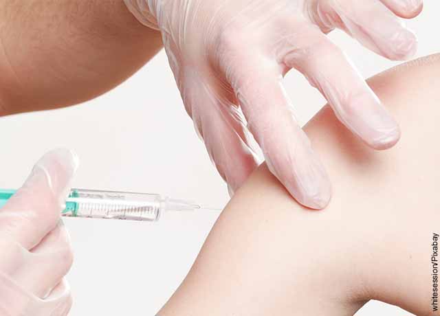 Vacuna contra Covid aumentaría tamaño de los senos según mujeres noruegas