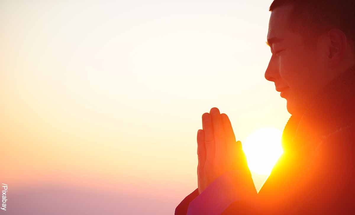 Foto de una persona meditando al atardecer que revela lo que es 111 en lo espiritual