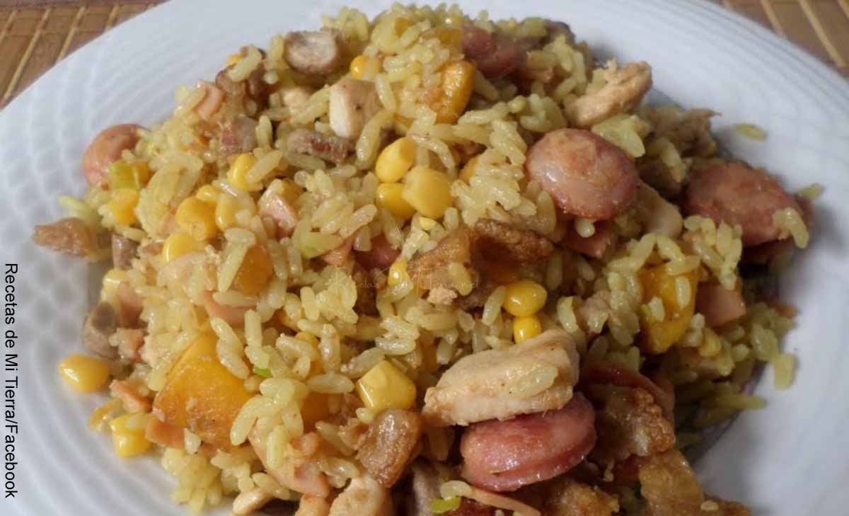 Foto de un plato de arroz paisa con su receta original