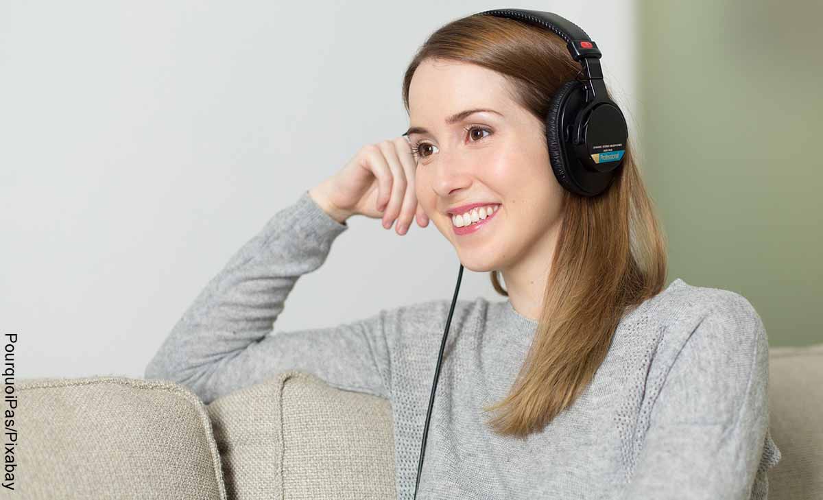 Foto de una mujer escuchando música con audífonos que muestra las canciones para dedicar en inglés