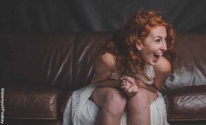 Foto de una mujer sentada riendo que muestra cómo cuidar la salud mental