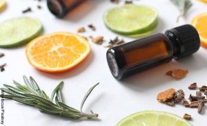 Foto de un gotero con especias y limón que muestra cómo hacer aceite de romero