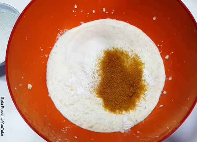 Foto de harina y azúcar en un bol