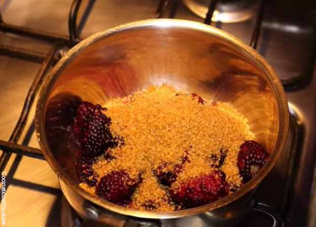 Foto de moras y azúcar en una olla que revela cómo hacer dulce de mora