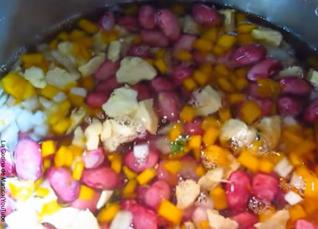 Foto de frijoles con verduras en una olla