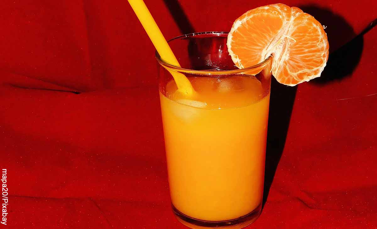 Foto de una bebida frutal que muestra cómo hacer jugo de mandarina