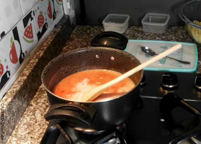 Foto de una salsa con tomate en una olla