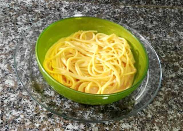 Foto de un plato de espaguetis servidos en un plato verde