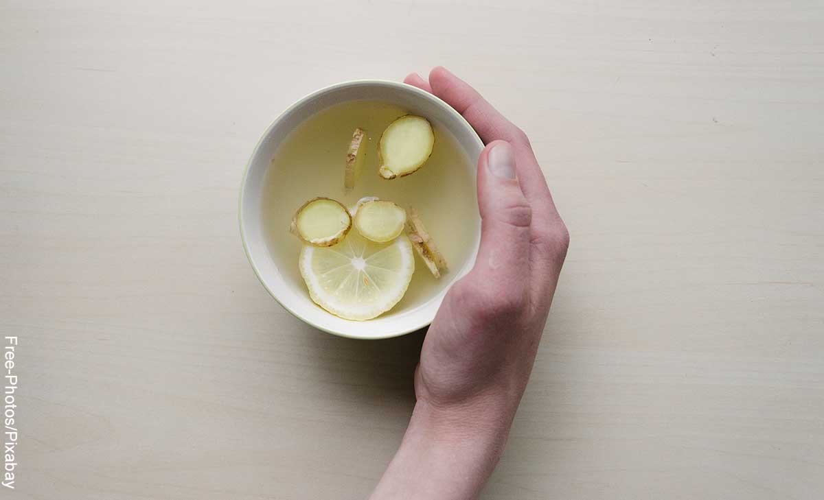 Foto de una persona sosteniendo una taza qie revela cómo hacer té de jengibre