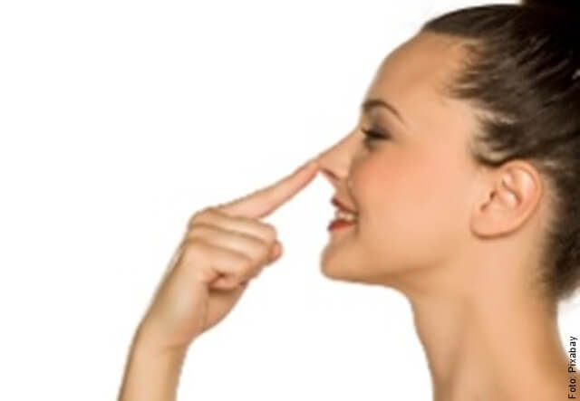 foto de mujer señalando su nariz