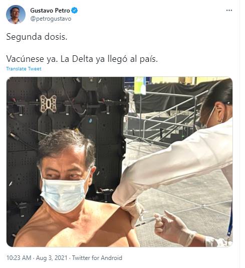 Foto de Gustavo Petro vacunándose sin camisa