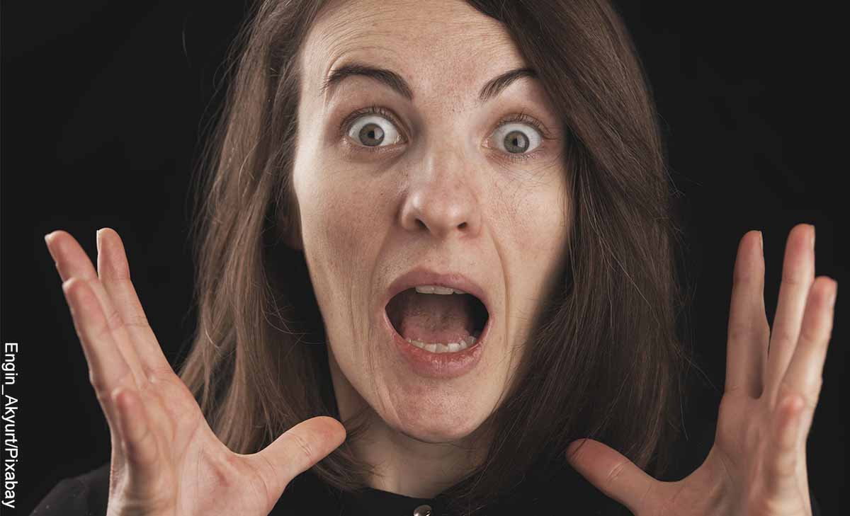 Foto de una mujer con cara de sorprendida que muestra la estrella de 6 puntas y su significado