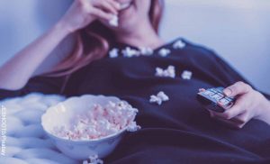 Foto de una mujer comiendo palomitas de maíz que revela las mejores películas de Amazon prime