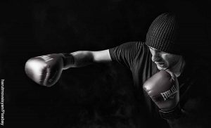 Foto de un hombre lanzando un golpe que muestra las películas de boxeo