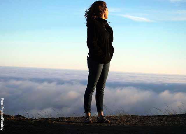Foto de una mujer en la cima de una montaña