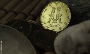 Foto de una moneda con dos figuras que revela qué significa el signo Géminis