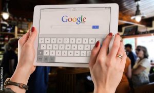 Foto de una persona sosteniendo una tablet que revela qué significa Google