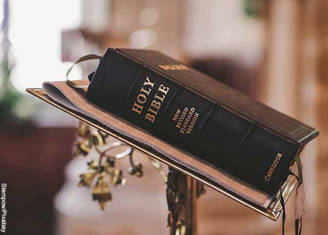 Foto de una biblia sobre una mesa