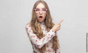 Foto de una mujer que señala algo sorprendida y muestra qué significa la estrella de 5 puntas