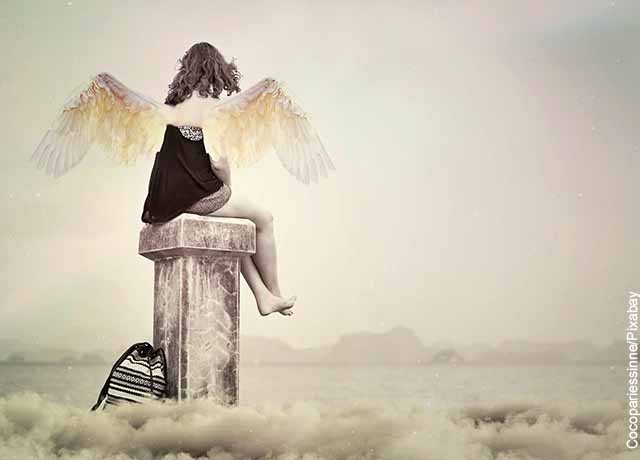 Foto de un ángel sentado sobre una columna
