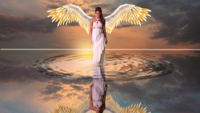 Foto de una mujer con alas de ángel sobre el agua que revela qué significa soñar con ángeles