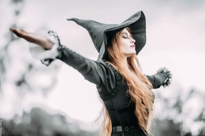 Foto de una bruja vestida de negro