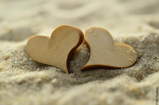 El significado real de un te quiero Confianza foto de dos corazones en la arena
