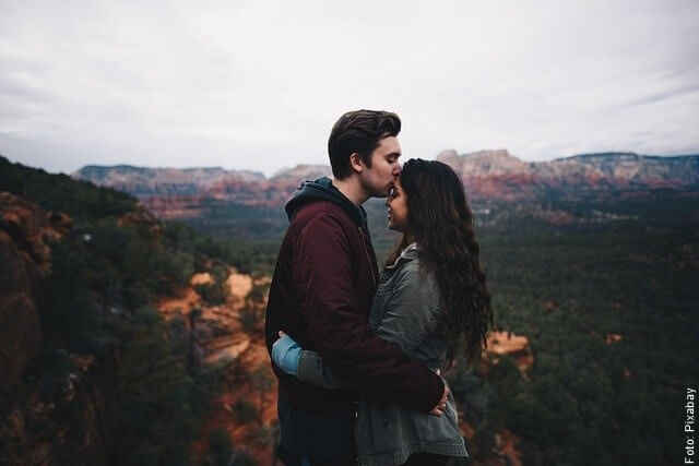foto de pareja dándose un beso en la frente