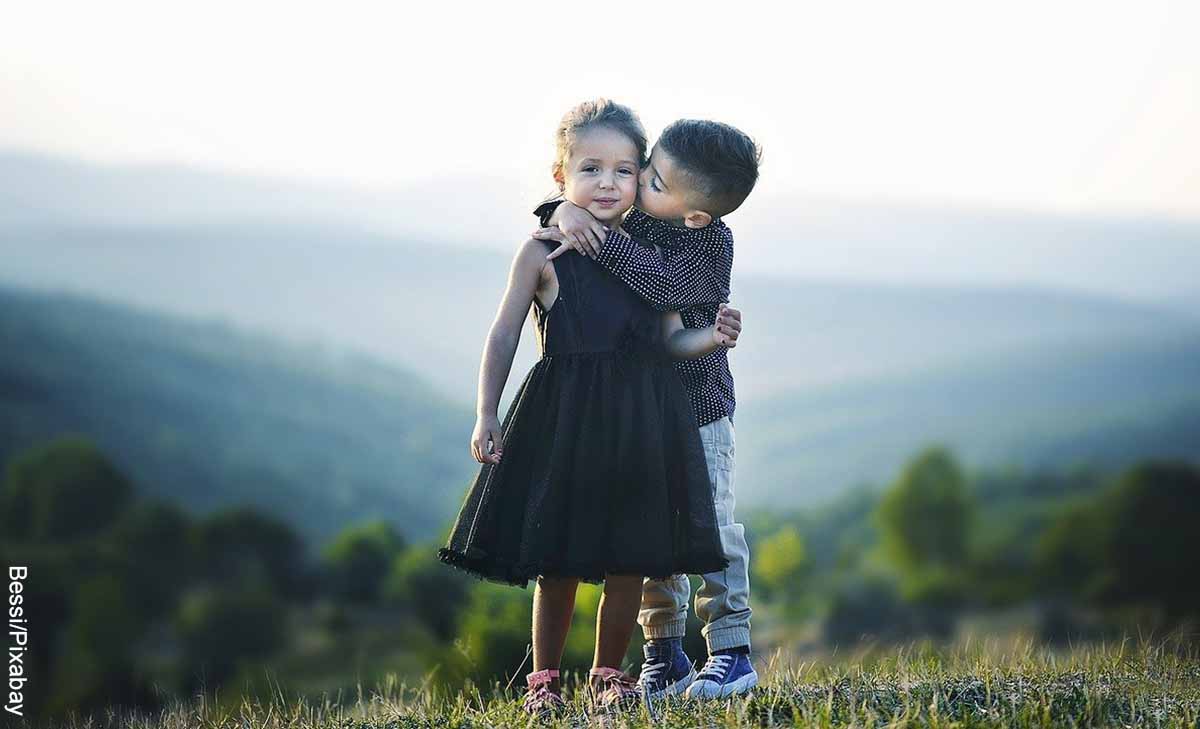 Foto de dos niños abrazándose que revela qué significa XOXO