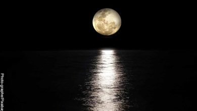 Foto de la luna sobre el agua que revela el significado de la luna