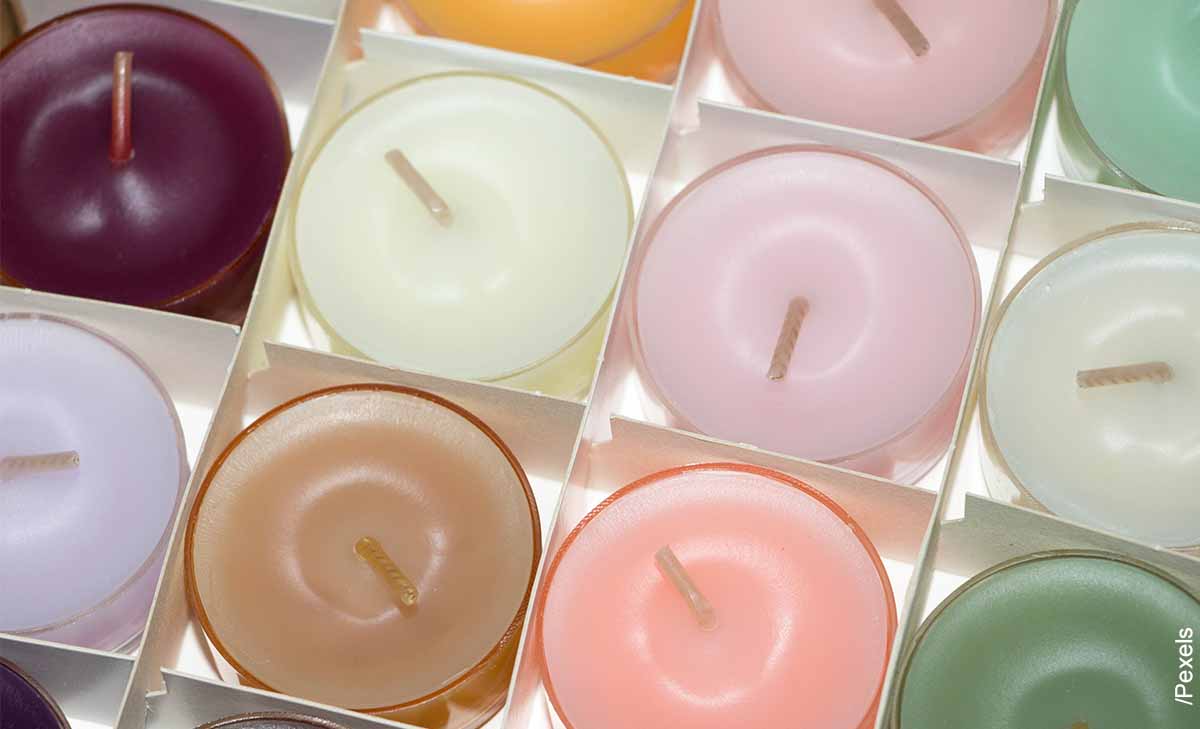 Foto de varias velas que revelan el significado de las velas de colores